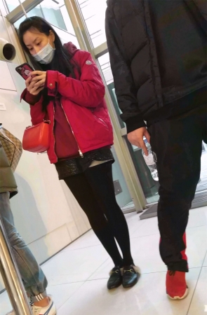 黑色打底丝袜短裤长腿美眉