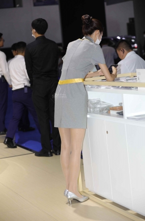 【街拍心灵】哇塞肉丝大街拍长腿车展礼仪