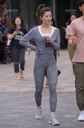 喝咖啡的紧身裤美女