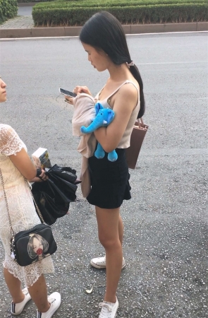 吊带背心小美女的沟沟坎坎