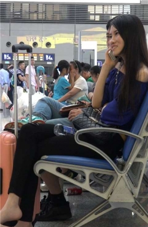 4K 候车室打电话的美女姐姐挑鞋玩得真6 [3.27 GB/MP4]