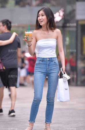 街拍蓝牛美女一枚