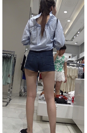 牛仔热裤月牙妹子