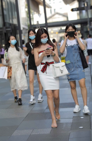 另一个版本的时尚抹胸白裙美女