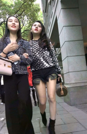 娇艳欲滴的热裤白皙美腿美女