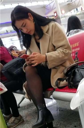 4k超清，高铁站候车室内的黑丝性感美腿气质少妇