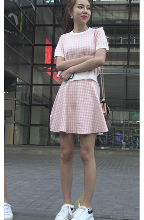 街拍粉裙美女