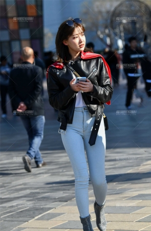 白色牛仔包美臀性感美女