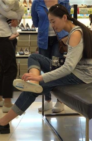 相当高挑苗条骨感少女试鞋，美足更是鲜嫩 [2.27 GB/MP4]