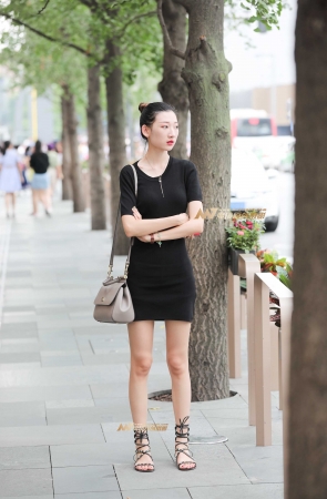 丸子头长腿漂亮小姐姐