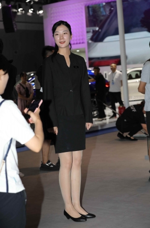 【街拍心灵】汽车销售顾问制服超街拍薄肉丝美腿