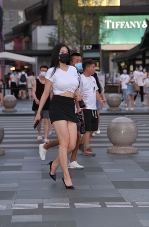 高跟鞋短裙美女