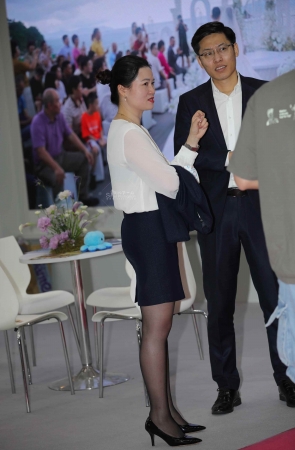 【街拍心灵】酒店经理街拍黑丝高跟制服