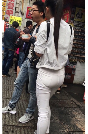 白裤紧身妹子