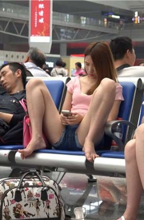 4K – 热裤美足凉高跟美女豪放的坐姿