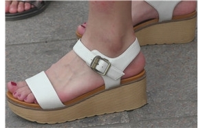 4K – 马尾辫坡高跟凉鞋妹子公交站等车