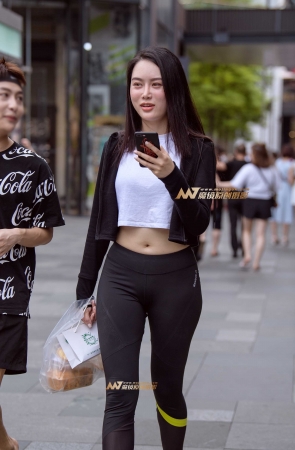 黑色紧身裤美臀