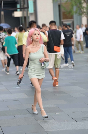 头发染了个时髦的颜色