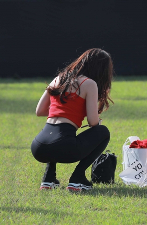 美丽的黑色紧身瑜伽裤女士