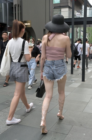 丰满超短紧牛高跟美女