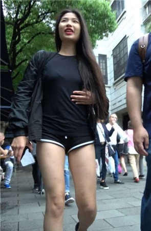 4K – 超短运动裤甜美笑容街拍美女姐姐 [1.27 GB]