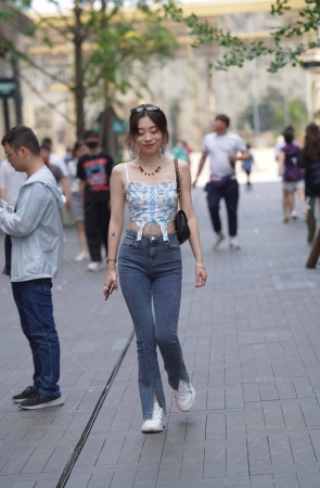 牛仔长裤小姐姐