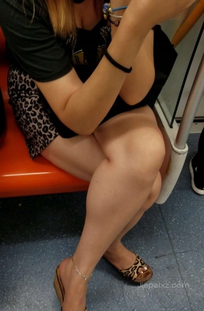 4K – 豹纹裙美姐很喜欢豹纹，鞋子也是豹纹 [522 MB/MP4]