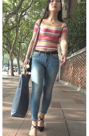 漂亮的牛仔紧身裤小姐姐