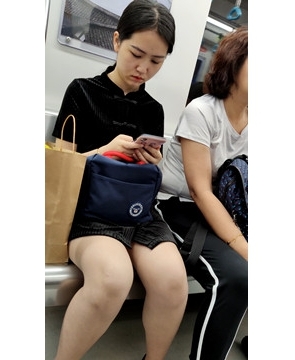 地铁上的苗条妹子 [919 MB/MP4]