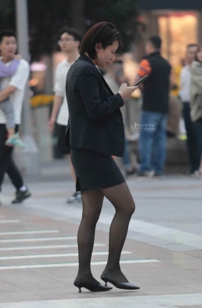 黑丝街拍高跟OL