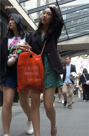 4K – 街拍斑点短裙美眉 [1.86 GB/MP4]