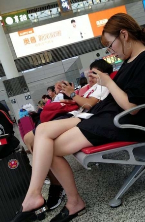 4k-候车室内拍摄白皙嫩腿眼镜妹