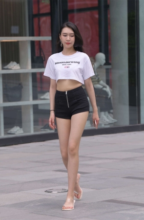 一只麋鹿摄影作品 黑色热裤美腿美女