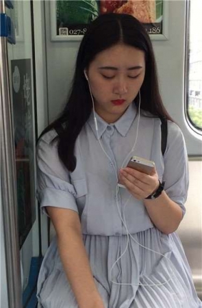 有点小忧郁的文艺小清新美眉