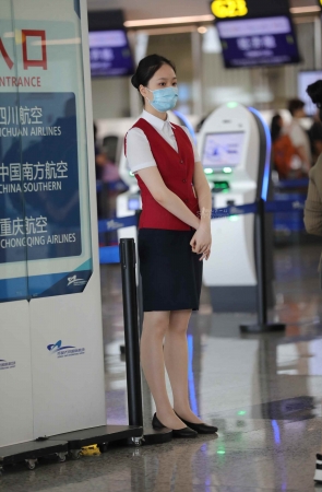 【街拍心灵】机场地勤肉丝制服街拍美腿在工作
