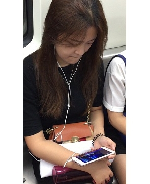 地铁拍摄美腿性感雪白腿腿的女神姐姐