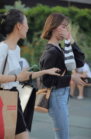 气质牛仔小姐姐