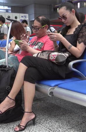 气质少妇的一双高跟艳足，细带衬托出脚的骨感，全程超清特写描述