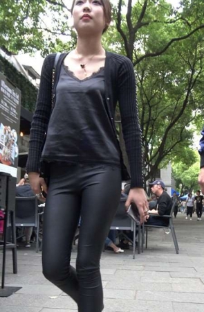 4k-黑色紧身皮裤气质马尾辫街拍美女 [1.12 GB]