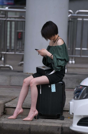 坐在箱子上等人的高跟美腿3A2568[440M]