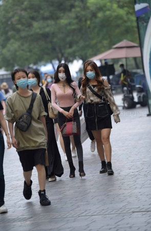 街拍大长腿黑色牛仔裤美女