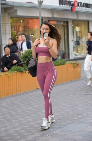 街拍健美弹力裤翘臀美女
