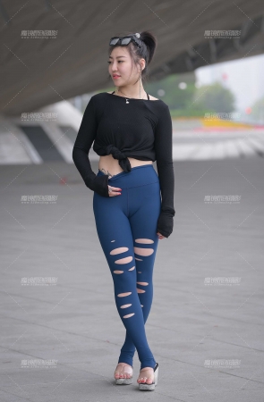 蓝色破洞紧身**