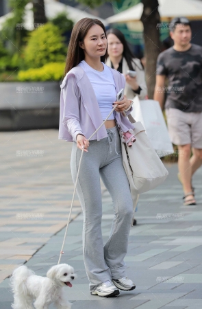 灰色紧身裤美女