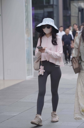 街拍紧身瑜伽裤美姐