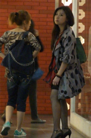 吊带黑网袜美腿诱惑的美少妇