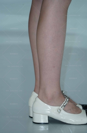 2024.9某大型che展裸腿足图集 18P