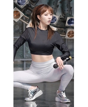 极品高腰紧身露脐瑜伽裤美女饭拍秀1则