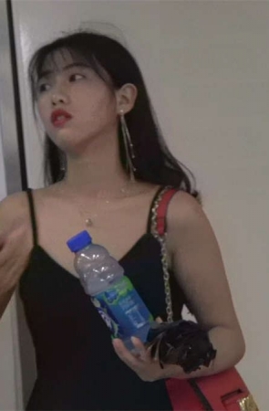 高跟美足标致的靓女