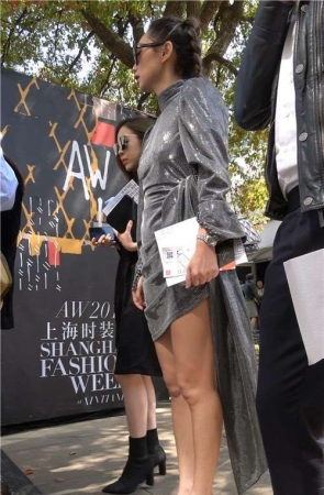 4K – 极品好身材黄金比例街拍美女 [815 MB/MP4]